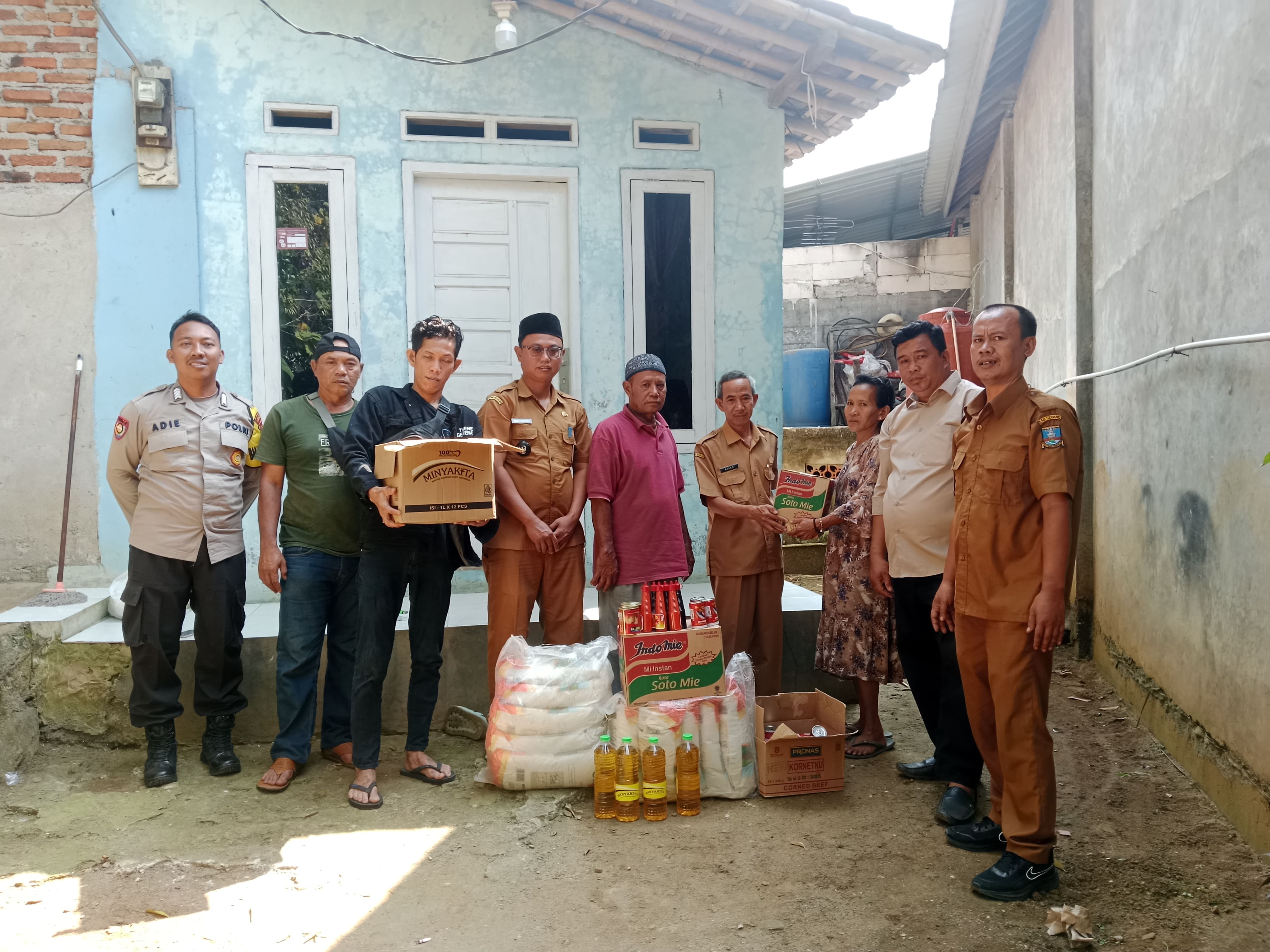 bantuan-sembako-yang-di-salurkan-oleh-kecamatan-baros-untuk-korban-kebakaran-yang-berada-di-desa-suka-indah