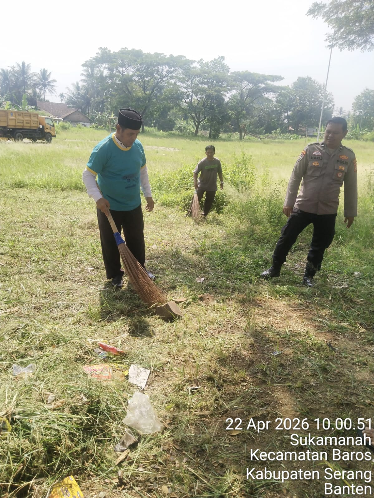 giat-bersih-bersih-di-alun-alun-sukamanah