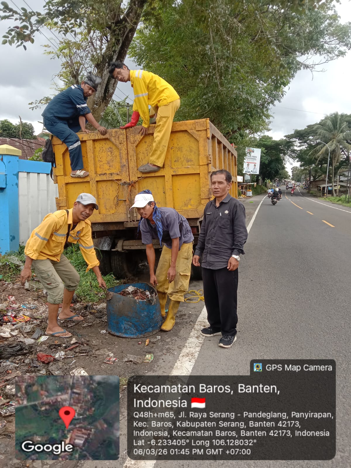 kerja-bakti-membersihkan-sampah-di-depan-smpn-1-baros-kecamatan-baros-kabupaten-serang
