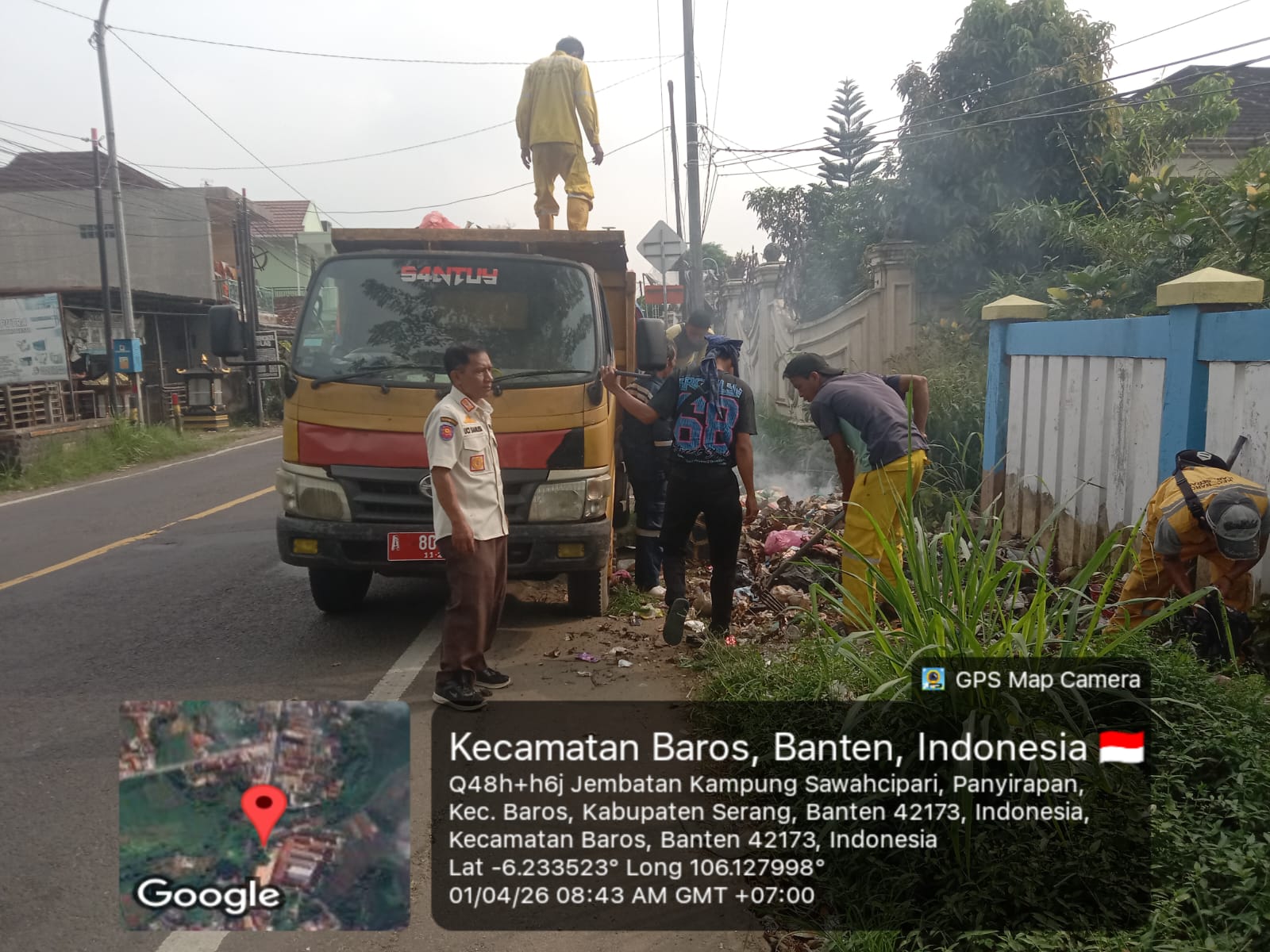 membersihkan-sampah-di-trotoar-jalan-raya-serang-pandeglang