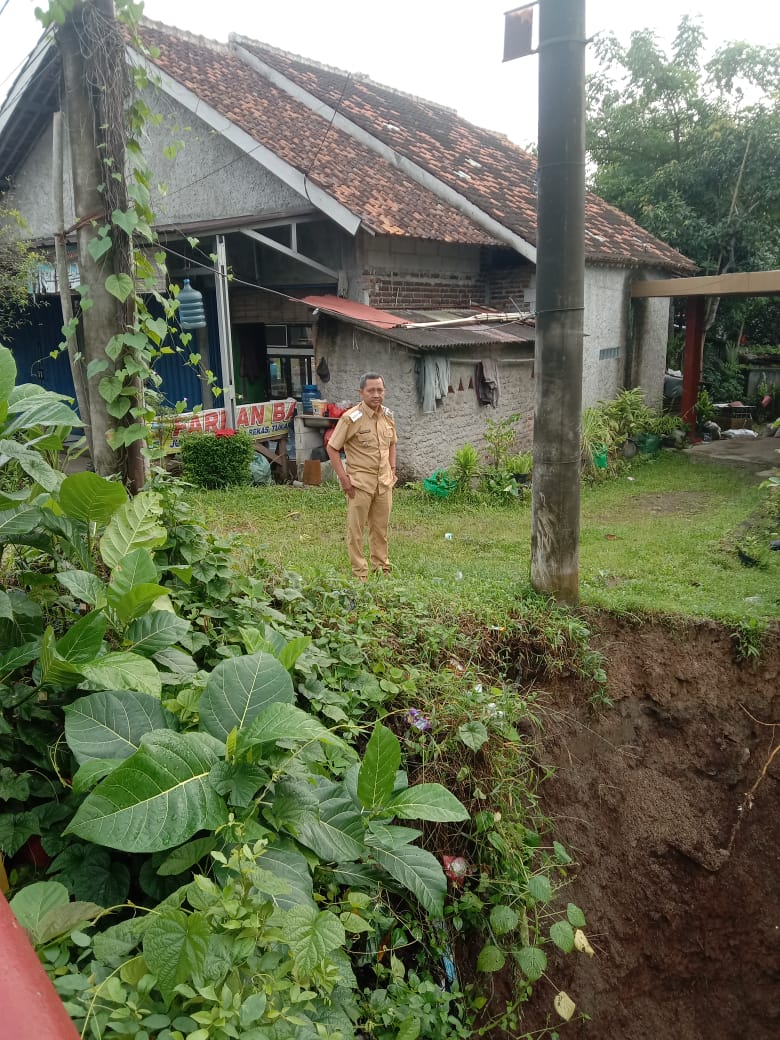 monitoring-terjadi-longsor-di-samping-jembatan-kp-warung-desa-panyirapan-kec-baros