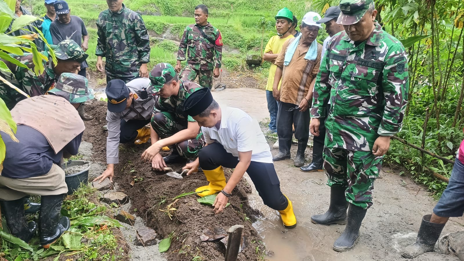 peletakan-batu-pertama-jembatan-gantung-kp-mayak-desa-baros-bersama-dandim-serang-kapolsek-dan-danramil-kec-baros