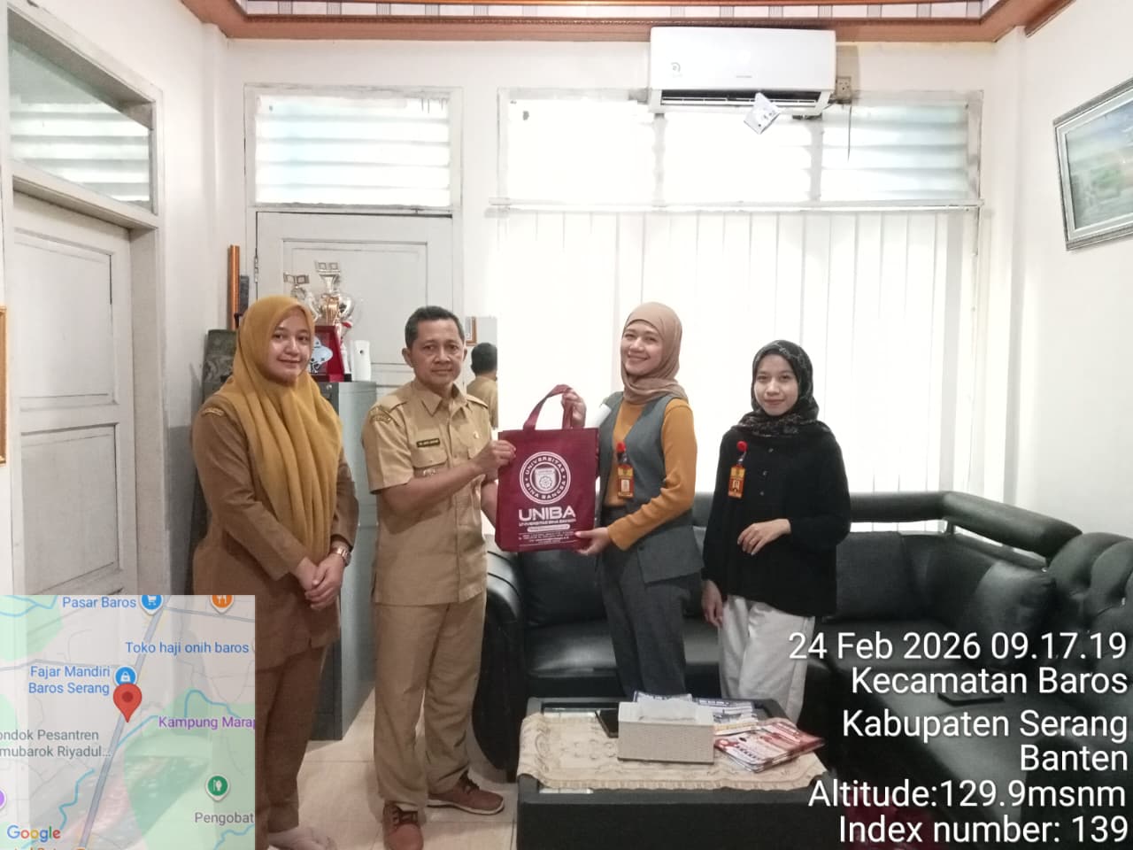 pemberian-cendramata-oleh-pihak-umkm-kepada-bapak-camat-baros