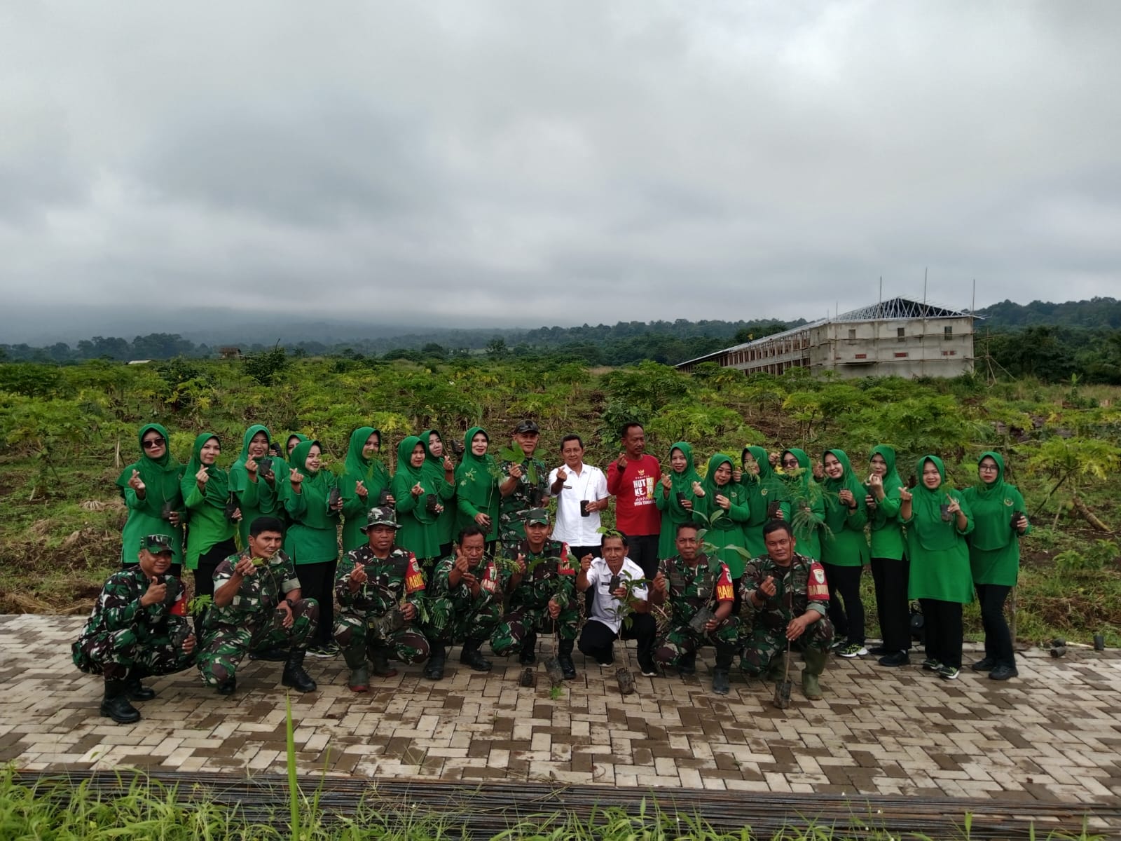 penanaman-pohon-serentak-bersama-dandim-kecamatan-baros