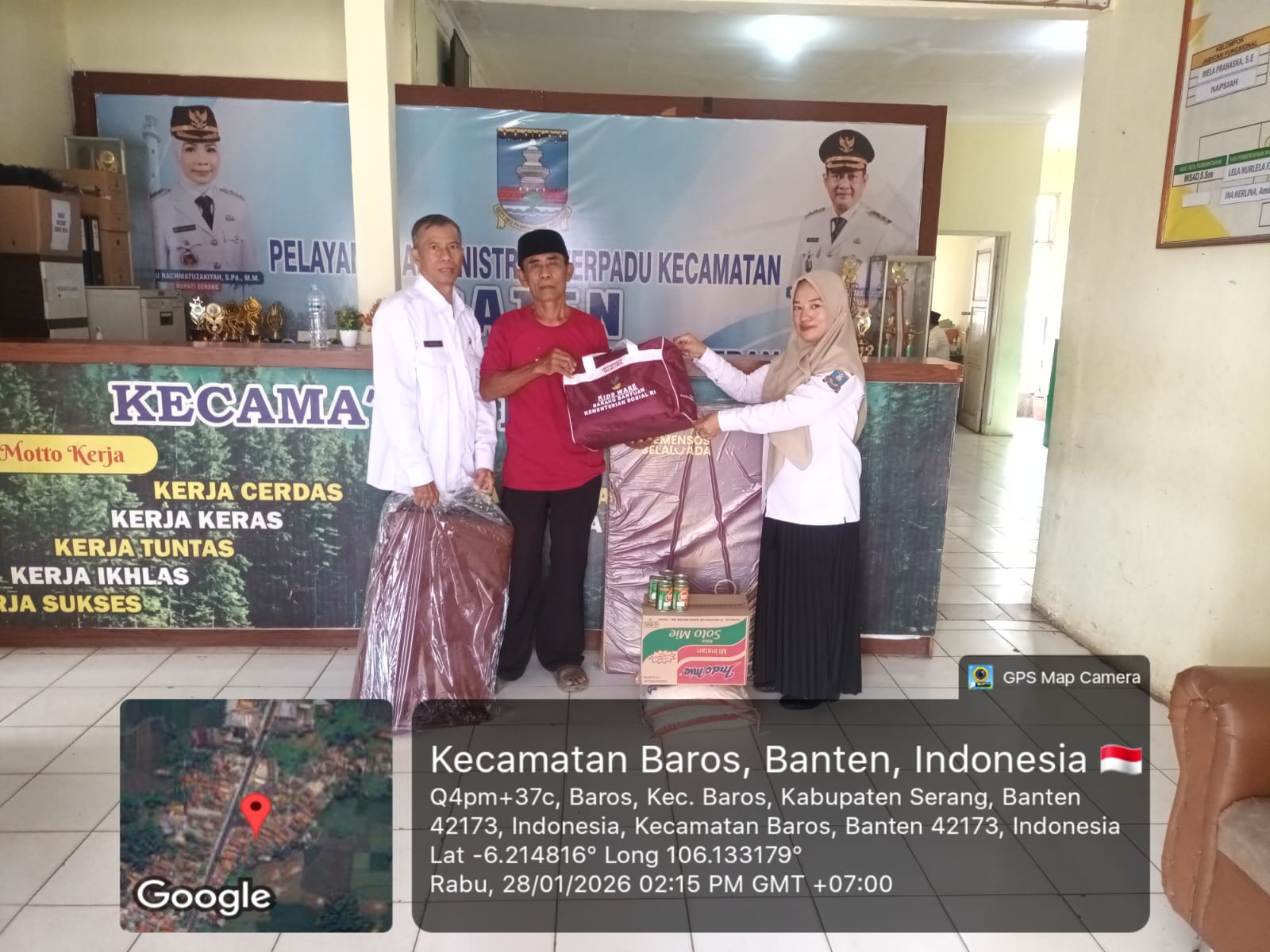 penyerahan-bantuan-bencana-dari-dinsos-kab-serang