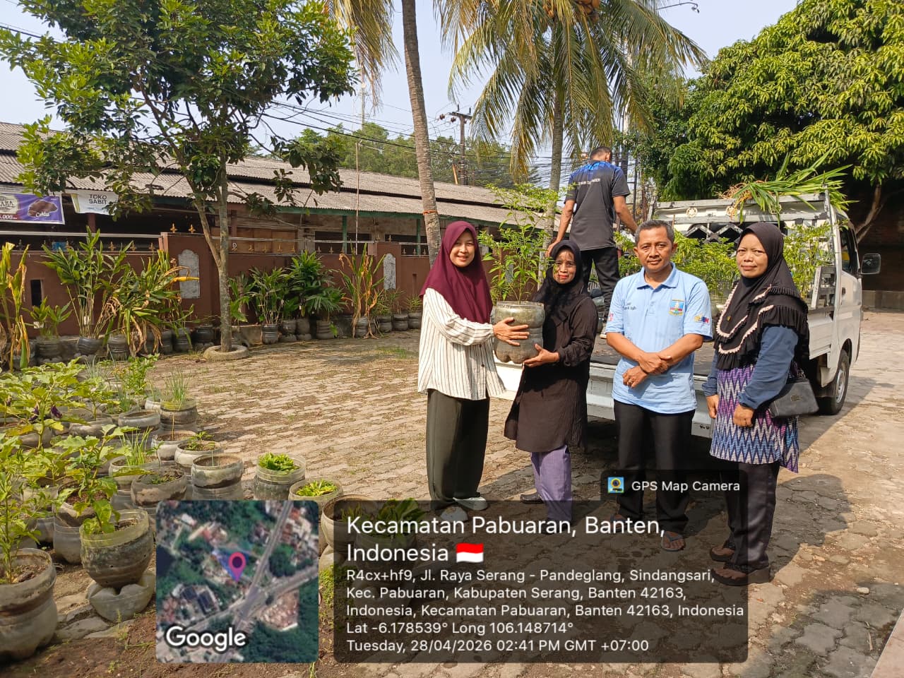 penyerahan-bantuan-tanaman-dari-pkk-kecamatan-kepada-pkk-desa-untuk-persiapan-kegiatan-bina-wilayah-kegiatan-pkk-kabupaten