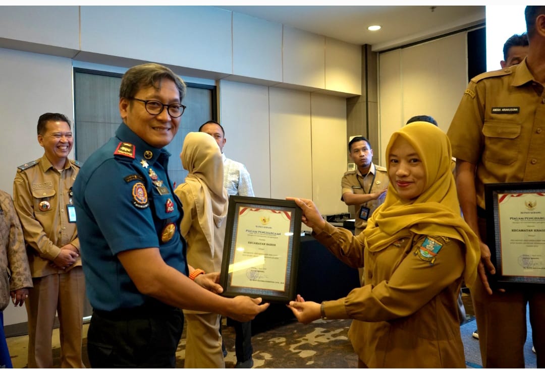 penyerahan-piagam-penghargaan-kecamatan-baros-sebagai-kecamatan-open-defecation-sbs