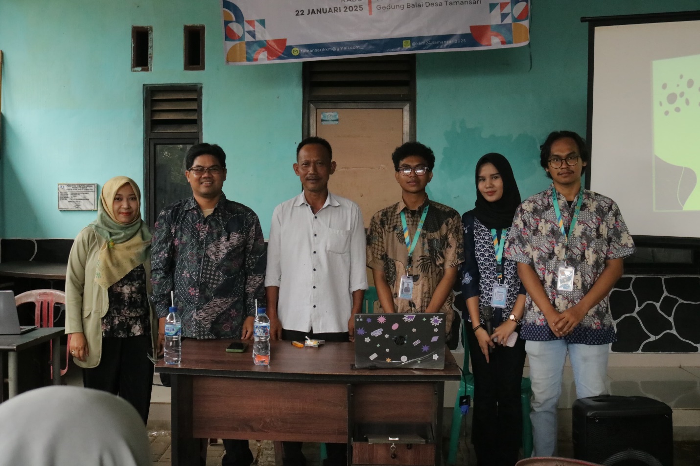 peran-digitalisasi-pemasaran-dengan-metode-pelatihan-pembuatan-ijin-usaha-pembayaran-qris-serta-memasukan-titik-lokasi-usaha-pada-gmaps