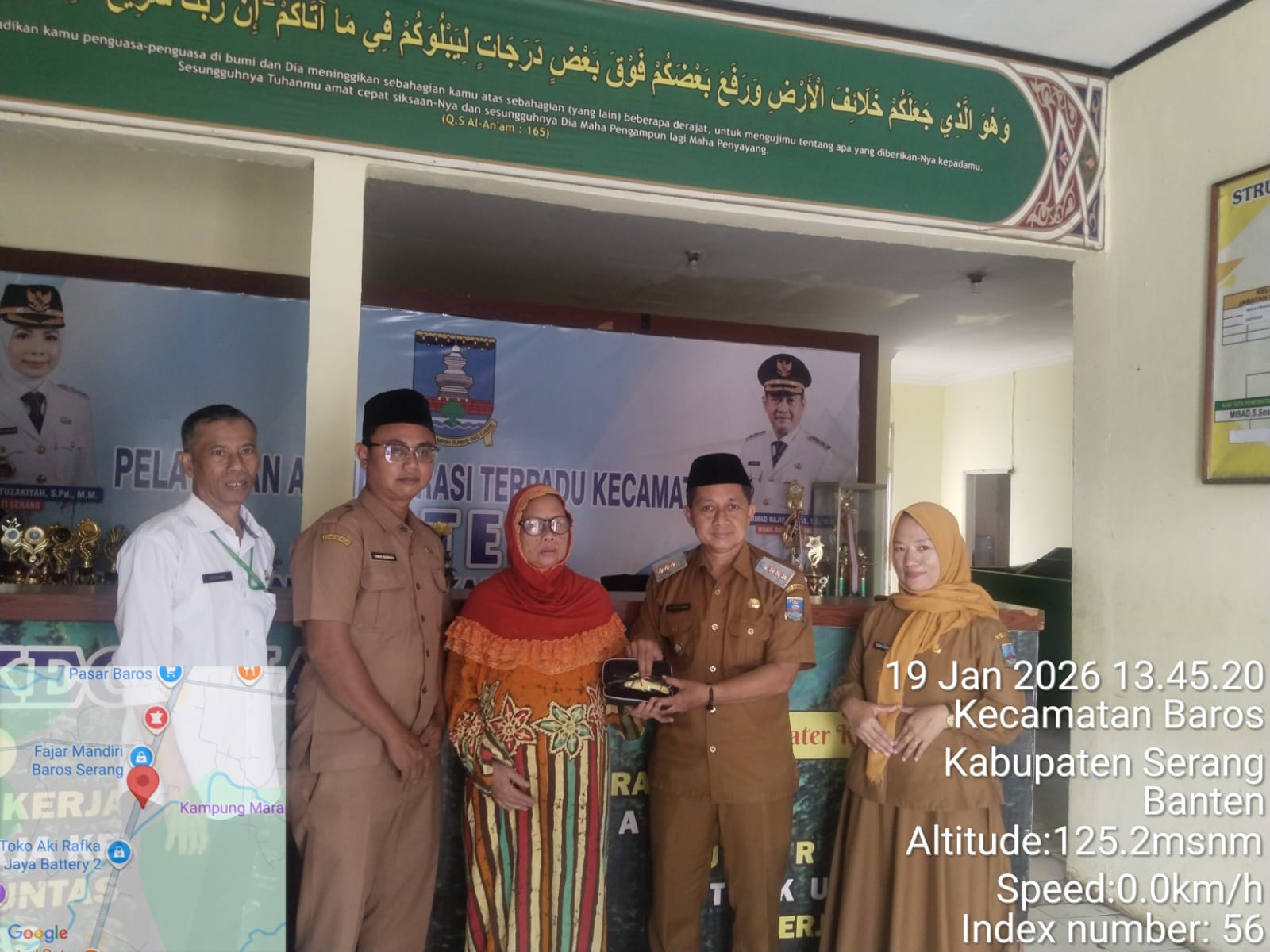 simbolis-penyaluran-bantuan-kecamata-baca-untuk-lansia-dari-kementrian-sosial